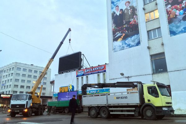 На площади Победы в Витебске появился третий светодиодный экран, его устанавливали вечером 27 февраля на углу улицы Белобородова и проспекта Черняховского. Фото Сергея Серебро