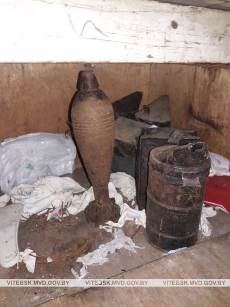 Минометная мина хранилась на полке рядом с дымарями. Фото УВД Витебского облисполкома