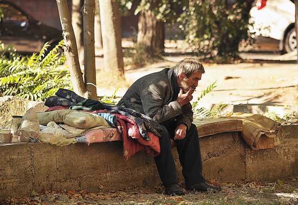 Бездомный в парке, БОМЖ. Фото pixabay.com