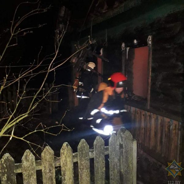 Сгорел дом престарелых пенсионеров в Чашникском районе — 89-летний дедушка погиб, а его 86-летней жене удалось спастись. Фото МЧС