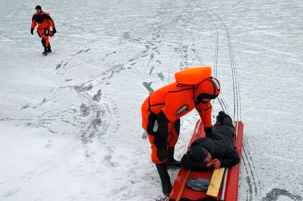 На Кагальном озере в Глубоком едва не утонул пешеход. Фото МЧС