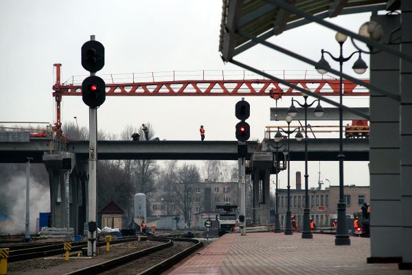 Последний пролет Полоцкого путепровода над железной дорогой накрывают балками. Фото Сергея Серебро