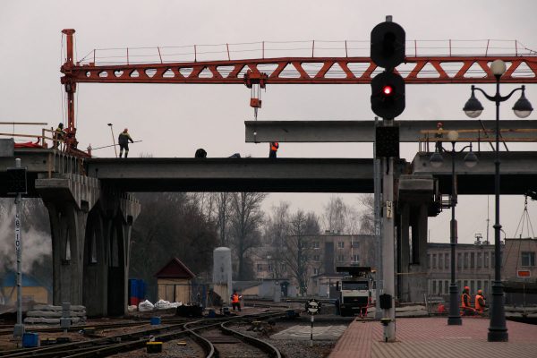 Последний пролет Полоцкого путепровода над железной дорогой накрывают балками. Фото Сергея Серебро