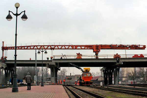 Последний пролет Полоцкого путепровода над железной дорогой накрывают балками. Фото Сергея Серебро
