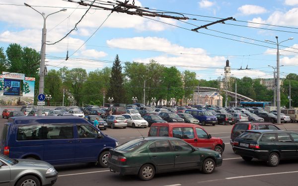 Автостоянка на площади Свободы. Фото Сергея Серебро