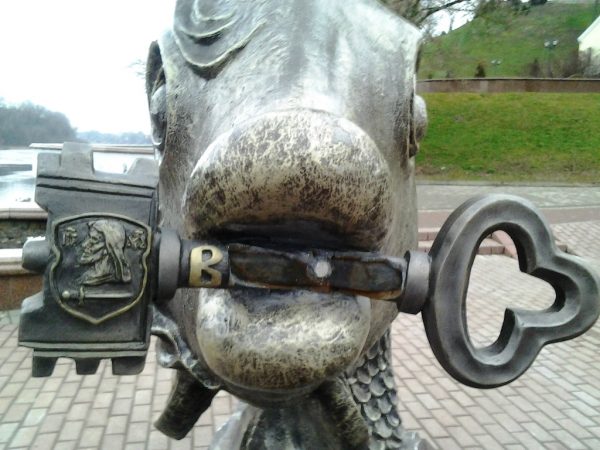 Снова пострадал ключ с надписью «Віцебск» у скульптуры рыбки. Фото Юрия Шепелева