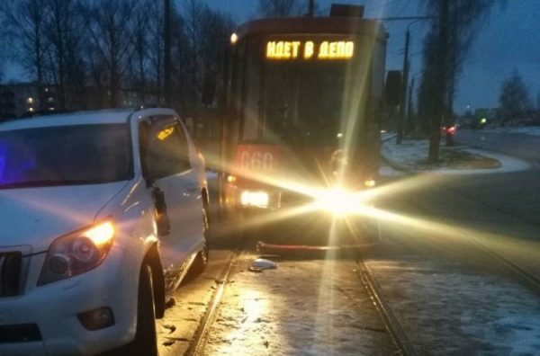 Женщина на «Toyota Land Cruiser» не уступила дорогу трамваю в Новополоцке. Фото ГАИ