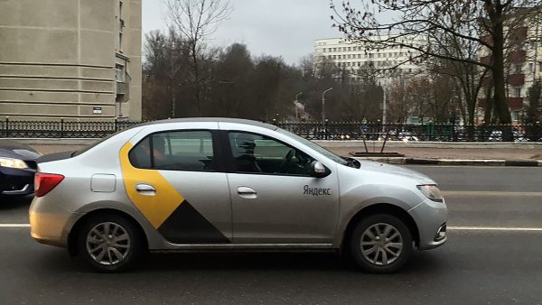 Автомобиль Яндекс.Такси с пассажирами во время забастовки. Фото Сергея Серебро