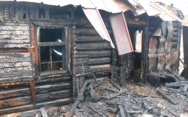 В Полоцке мужчина и женщина обгорели, когда пытались потушить загоревшийся дом. Фото МЧС