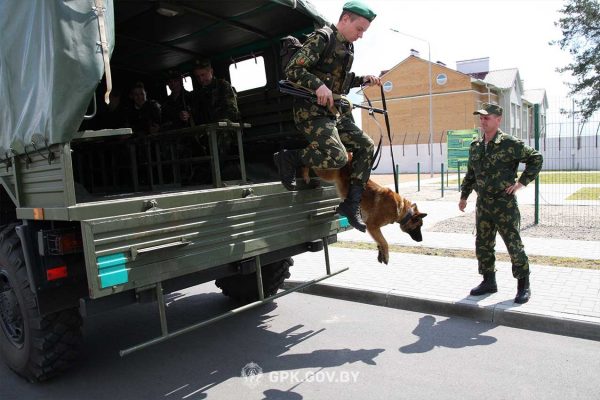 Пограничник со служебной собакой. Фото ГПК