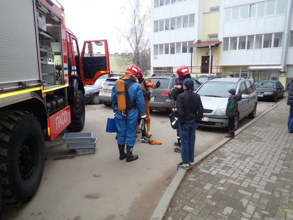 Соседи обнаружили в пустой квартире загадочное вещество с резким запахом — в Витебске спасатели эвакуировали 18 человек. Фото МЧС