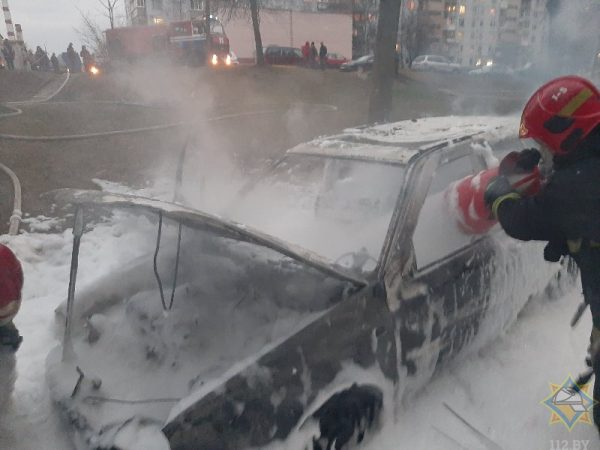 Легковушка сгорела на улице Терешковой, еще одна повреждена. Фото МЧС