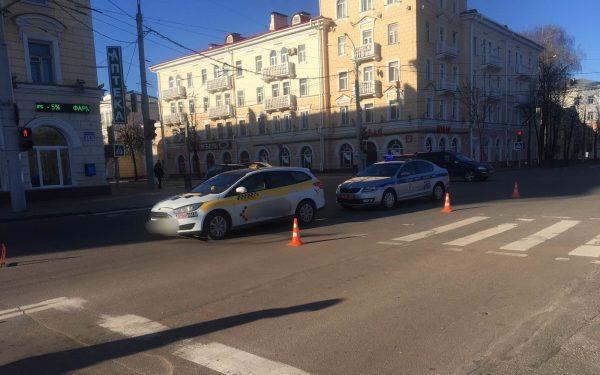 В Витебске такси сбило пешехода на зебре, ДТП произошло на площади Ленина. Фото ГАИ