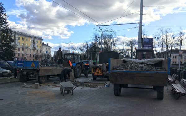 На вокзале в Витебске ремонтируют плитку, троллейбусы останавливаются на одной платформе. Фото Сергея Серебро