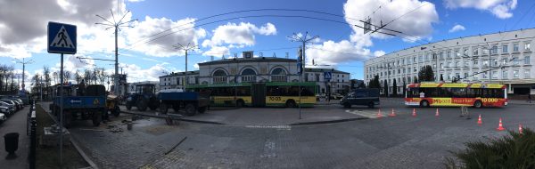 На вокзале в Витебске ремонтируют плитку, троллейбусы останавливаются на одной платформе.  Фото Сергея Серебро