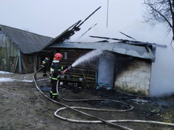 Жизнь 81-летней пенсионерки унес пожар в Сенненском районе, ее 83-летний муж получил ожоги, пытаясь потушить дом. Фото МЧС