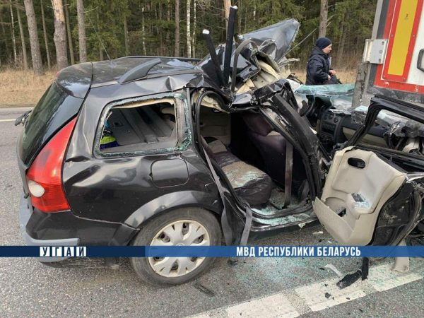 Один человек погиб и трое пострадали при столкновении легковушки с фурой в Лиозненском районе. Фото ГАИ