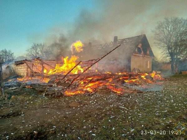 Первая жертва весенних палов — у жительницы Браславского района сгорел дом. Фото МЧС