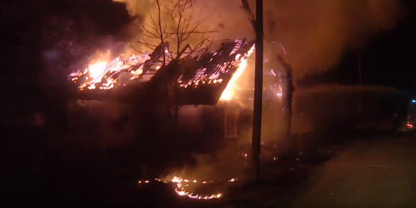 Сильные ожоги получил пенсионер в Докшицком районе, пытаясь спасти горящий дом. Кадр из видеозаписи МЧС