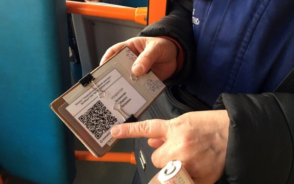 Кондуктор демонстрирует qr-код для проверки билетов. Фото Сергея Серебро