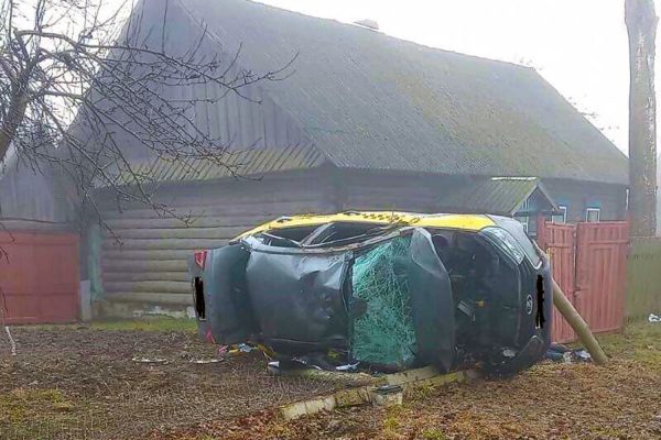 Такси едва не влетело в деревенский дом под Оршей, водитель погиб. Фото ГАИ