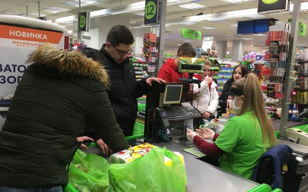 Вот так носят маски в магазине «Евроопт». Фото Сергея Серебро