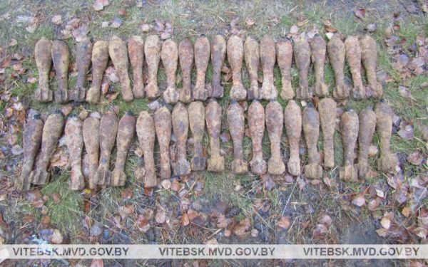 Несколько десятков минометных мин и артиллерийских снарядов обезвредили 9 апреля неподалеку от двух деревень в Витебском районе. Фото УВД Витебского облисполкома
