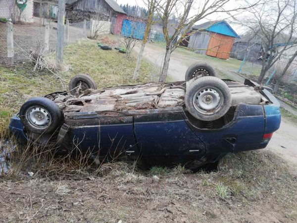 Парень на «десятке» перевернулся прямо посреди улицы в деревне Сенненского района. Фото ГАИ