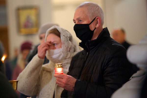 Пасхальное богослужение во время эпидемии коронавируса православном Свято-Успенском кафедральном соборе в Витебске. Фото Сергея Серебро