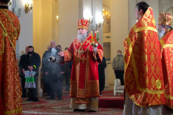 Архиепископ Витебский и Оршанский Димитрий. Пасхальное богослужение во время эпидемии коронавируса православном Свято-Успенском кафедральном соборе в Витебске. Фото Сергея Серебро