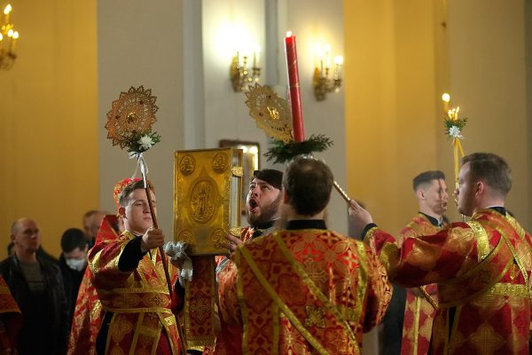 Пасхальное богослужение во время эпидемии коронавируса православном Свято-Успенском кафедральном соборе в Витебске. Фото Сергея Серебро