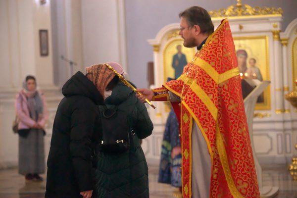 Пасхальное богослужение во время эпидемии коронавируса православном Свято-Успенском кафедральном соборе в Витебске. Фото Сергея Серебро