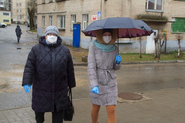 «Спасибо, что носишь маску!» В Витебске появились наклейки, призывающие горожан носить маски. Фото Игоря Матвеева