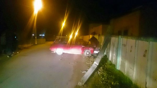 «Четверка» врезалась в фонарный столб в Орше, водитель в больнице. Фото ГАИ