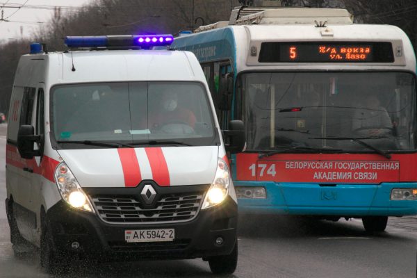 Автомобиль скорой медицинской помощи и троллейбус на проспекте Фрунзе в Витебске. Фото Сергея Серебро