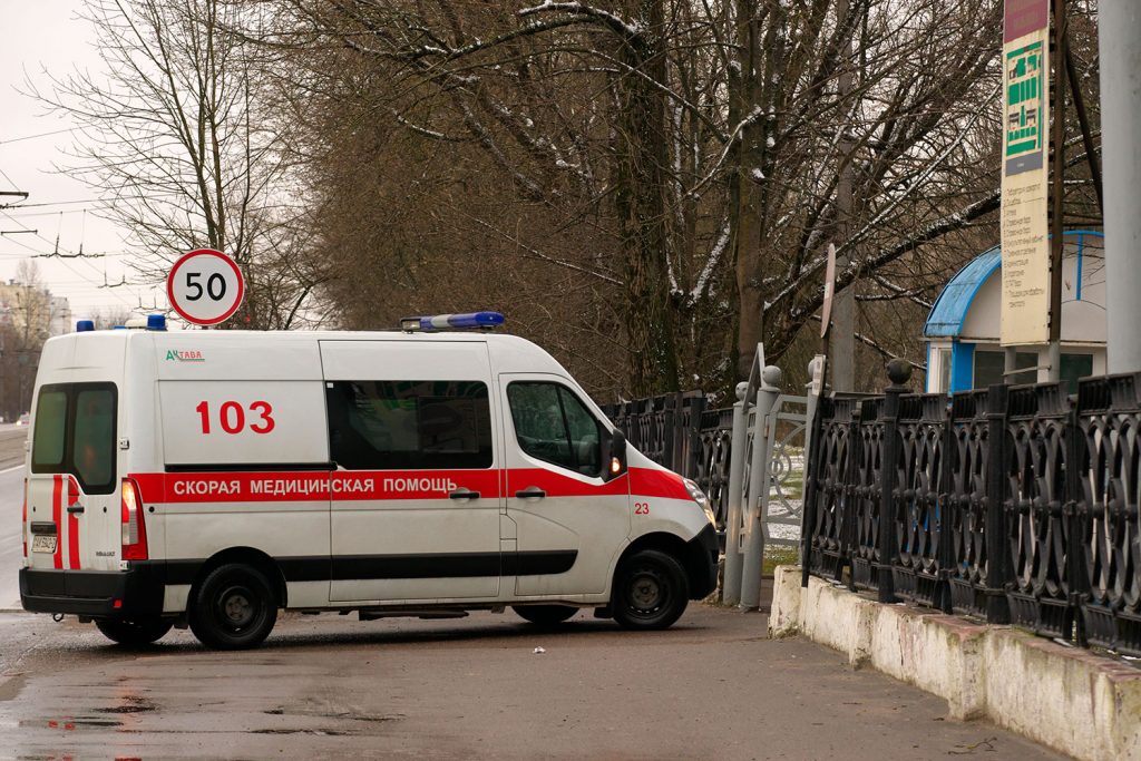 Автомобиль скорой медицинской помощи въезжает во двор Витебской областной инфекционной больницы. Фото Сергея Серебро