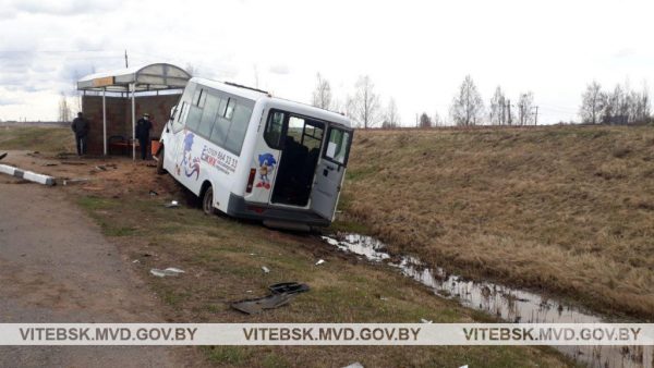 Маршрутка с пассажирами едва не врезалась в остановку в Шумилинском районе. Фото ГАИ