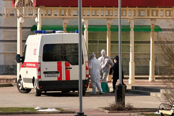 Машина скорой медицинской помощи забирает пациента от Витебского областного клинического диагностического центра. Фото Сергея Серебро