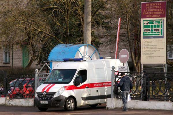 Автомобиль скорой медицинской помощи выезжает из ворот  Витебской областной инфекционной больницы. Фото Сергея Серебро