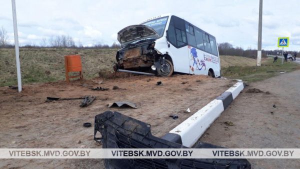 Маршрутка с пассажирами едва не врезалась в остановку в Шумилинском районе. Фото ГАИ