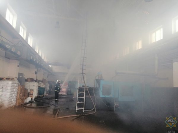 Завод пластмассовых изделий горел в Шумилино. Фото МЧС