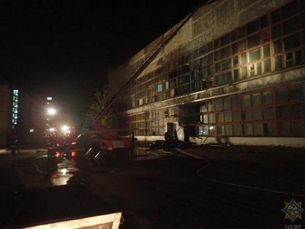 В Витебске горел главный корпус завода «Визас». Фото МЧС