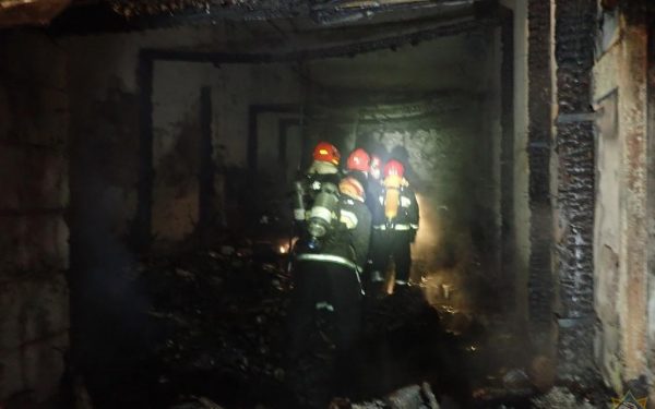 В Витебске горел главный корпус завода «Визас». Фото МЧС