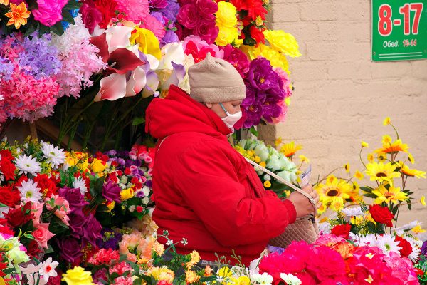 Продавец искусственных цветов на рынке. Фото Сергея Серебро