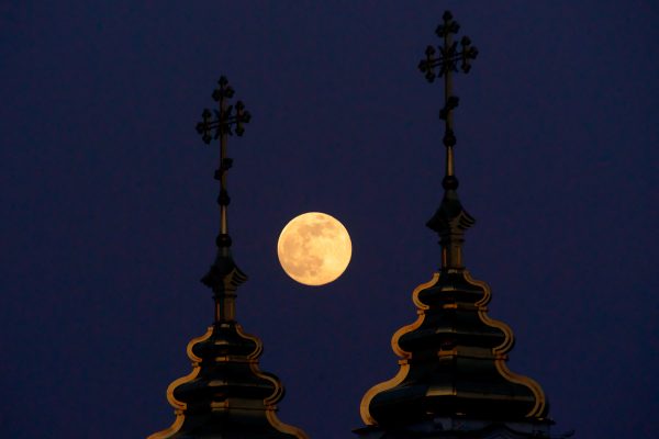 Суперлуние над Витебском. Фото Сергея Серебро