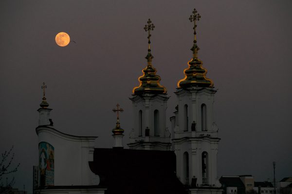 Суперлуние над Воскресенской церковью в Витебске. Фото Сергея Серебро