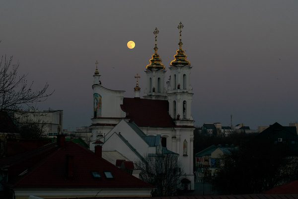 Суперлуние над Воскресенской церковью в Витебске. Фото Сергея Серебро