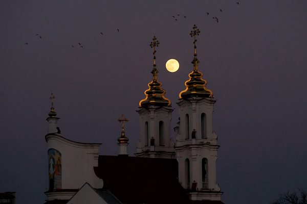 Суперлуние над Воскресенской церковью в Витебске. Фото Сергея Серебро