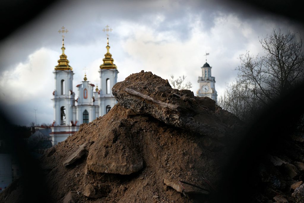 Земляные работы на площади Свободы в Витебске. Фото Сергея Серебро