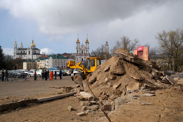 Земляные работы на площади Свободы в Витебске. Фото Сергея Серебро